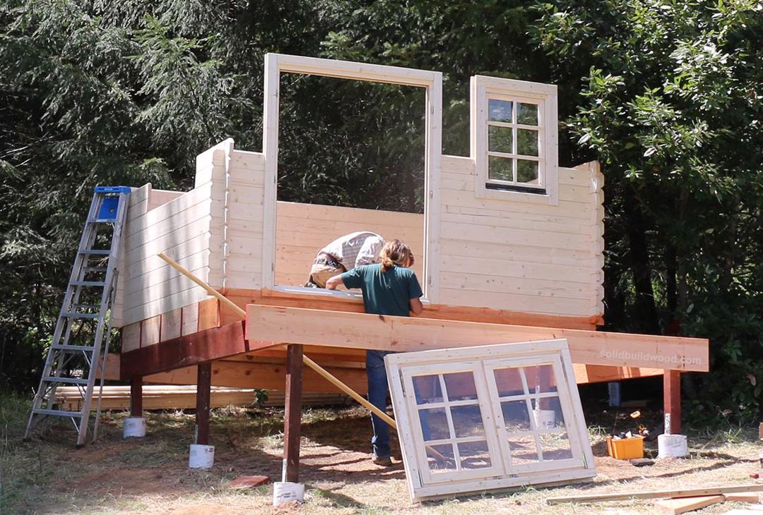 فریم چوب بر روی پایه پایه های بتنی